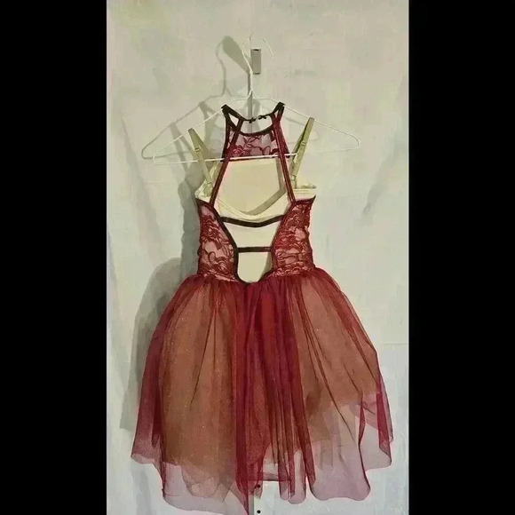Elegant Burgundy Lace and Tulle Dress for Special Occasions - Picture 2 of 6